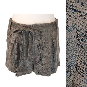 She + Sky Faux Suede Snakeskin Baggy High Rise Pleated Shorts size Large